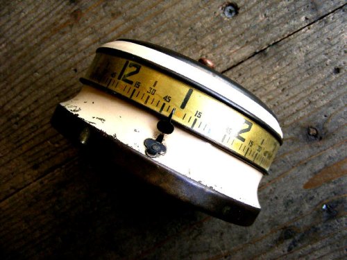 1930年代アメリカのヴィンテージテーブルクロックのLux Tape Measure Clock ・ラックス・テープ・メジャー・クロック（電池式・クォーツ改造）が仕上がりました。