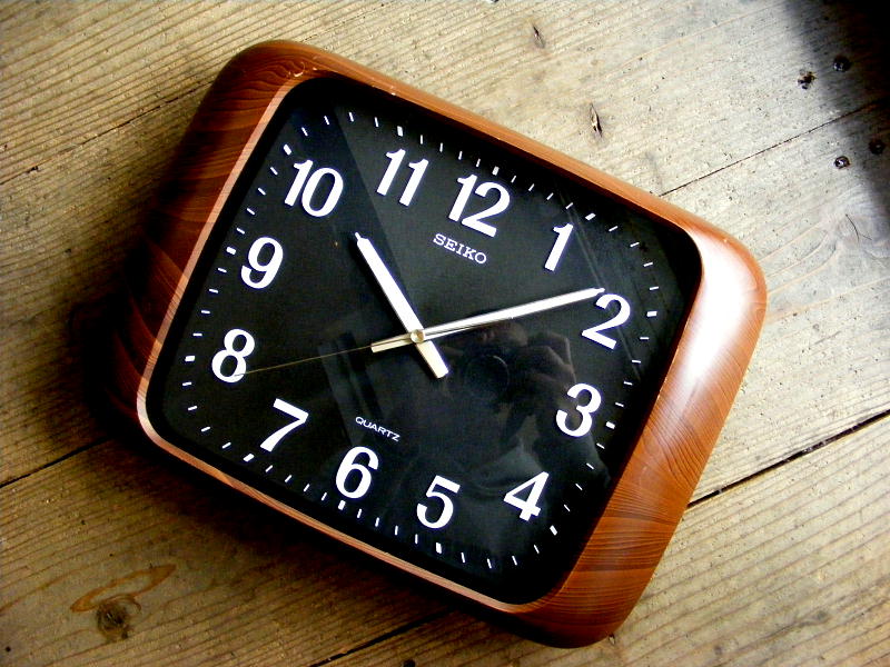 1980年代のアンティーク掛け時計のセイコー・水晶時計・クォーツ